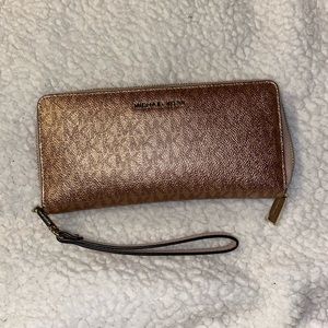 ⭐️ SUPER STYLISH ⭐️ large rose gold MK wallet